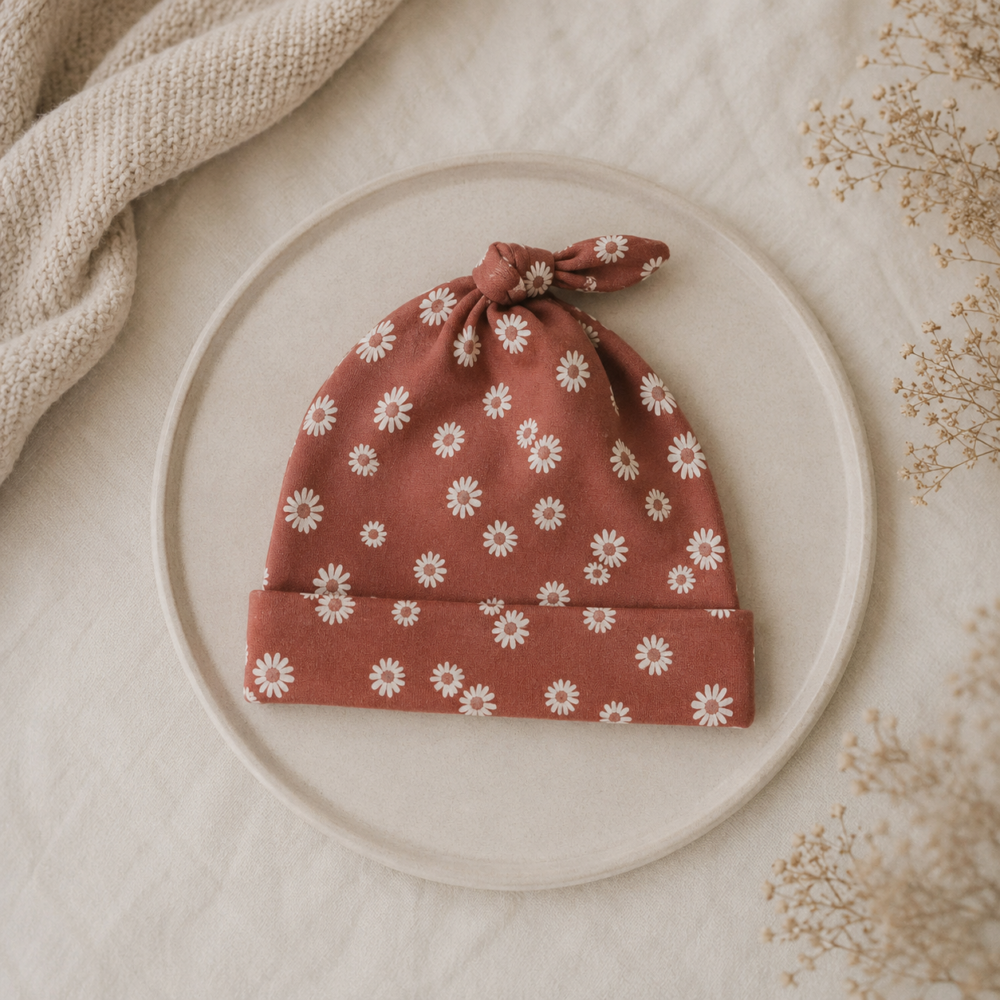 Baby knoopmutsje brique met bloemen
