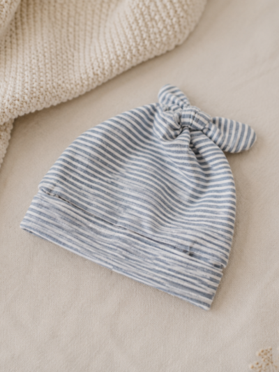 Baby knoopmutsje blauw gestreept
