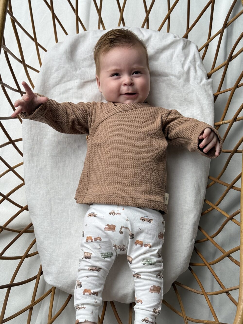 Baby overslagshirtje cacao (mini cable) unisex
