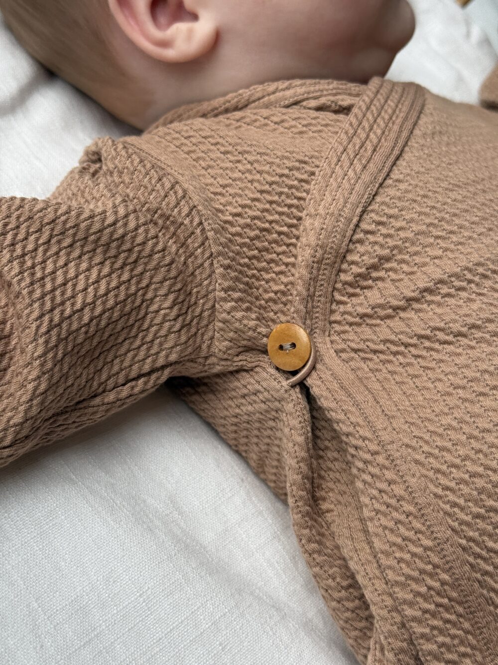 Baby overslagshirtje cacao (mini cable) unisex detailfoto