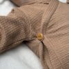 Baby overslagshirtje cacao (mini cable) unisex detailfoto
