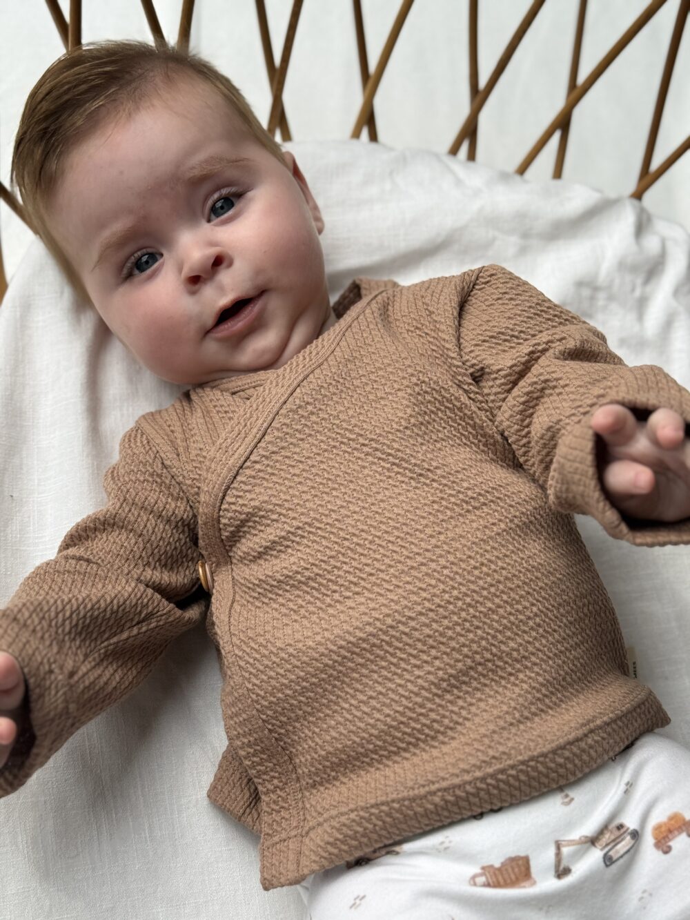 Baby overslagshirtje cacao (mini cable) unisex