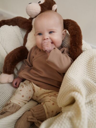 Outfit roomwit ecru overslagshirtje en broekje bloemen Outfit overslagshirtje bruin rib broekje starflower