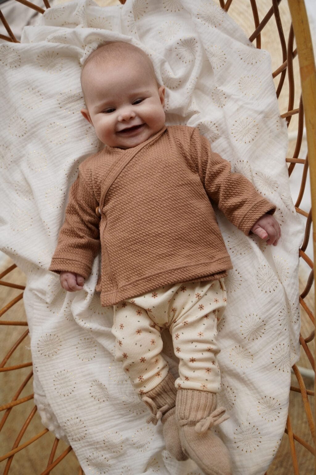 babykleding-broekje-overslagshirtje