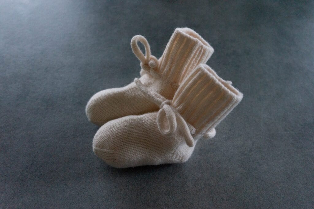 img_9077-scaled-1.jpeg Babyslofjes | merinowol roomwit