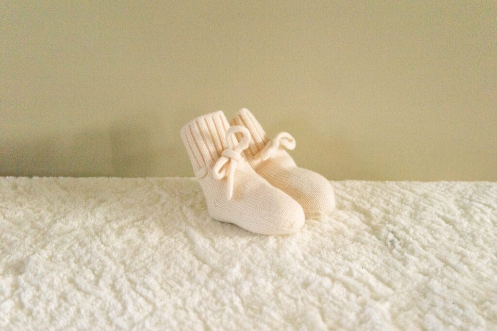 img_9079-scaled-1.jpeg Babyslofjes | merinowol roomwit