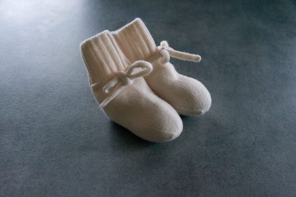img_9083-scaled-1.jpeg Babyslofjes | merinowol roomwit