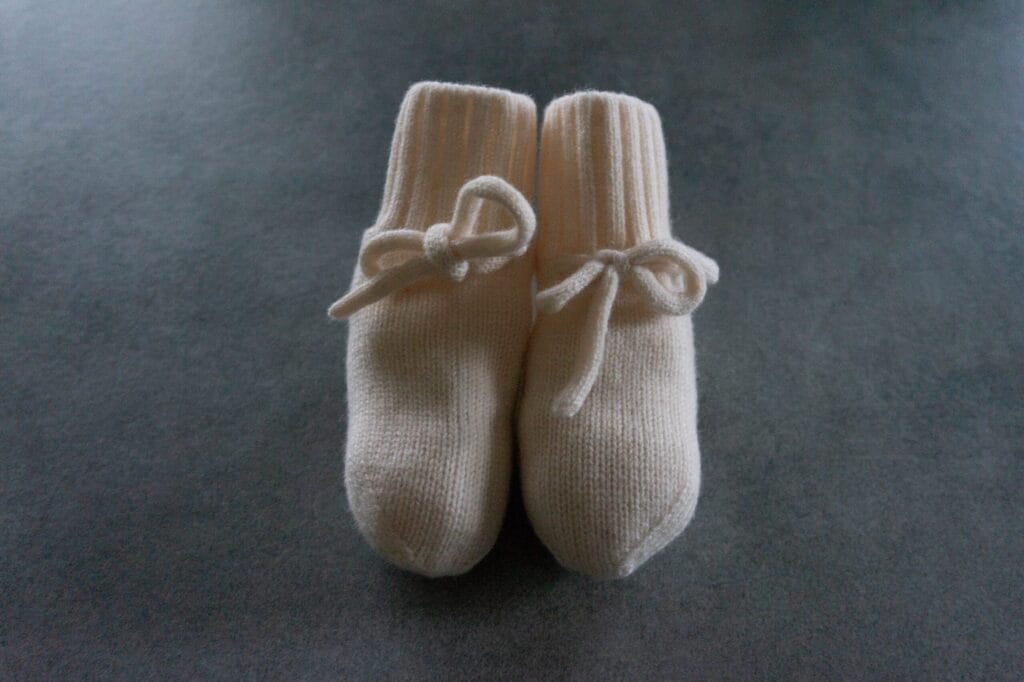 img_9085-scaled-1.jpeg Babyslofjes | merinowol roomwit