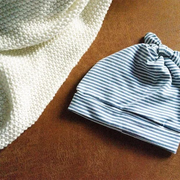 Baby knoopmutsje blauw gestreept