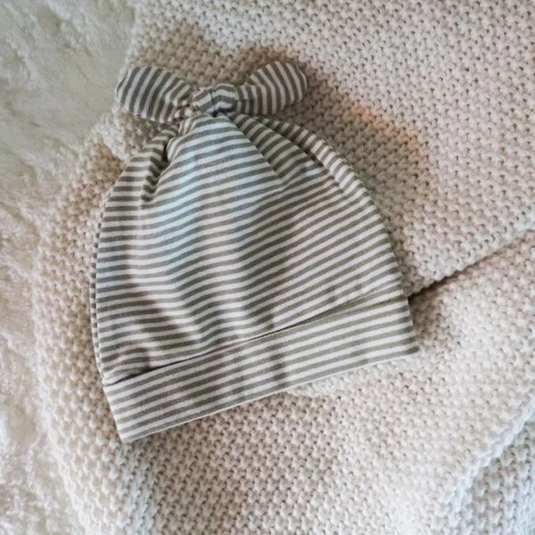 Baby knoopmutsje groen gestreept