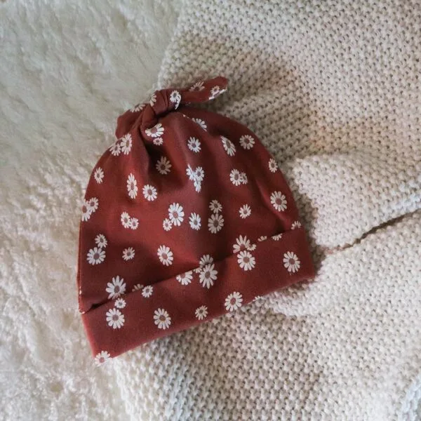 Baby knoopmutsje brique met bloemen