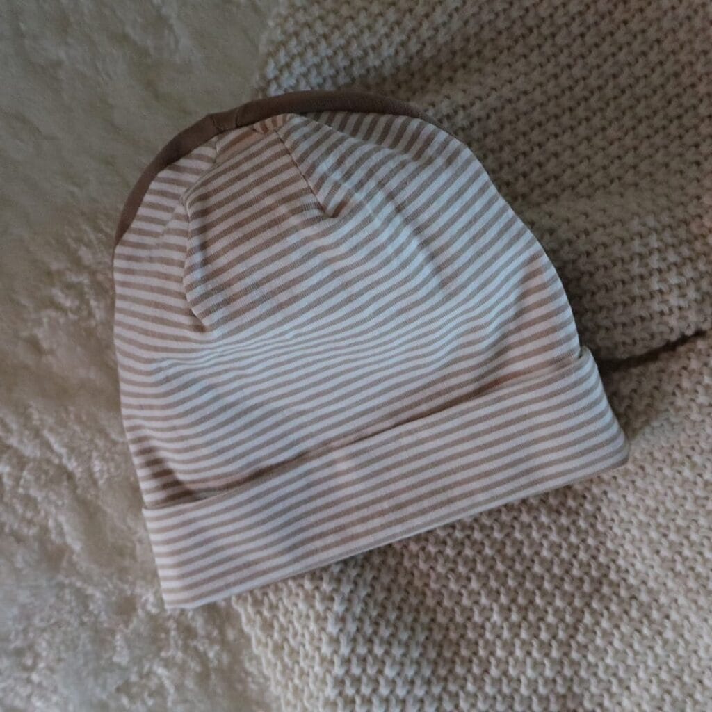 Baby mutsje bruin gestreept