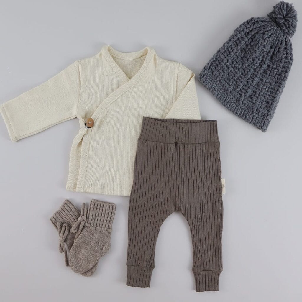 rib-bruin-set.jpeg Overslagshirtje | roomwit (gebreid)