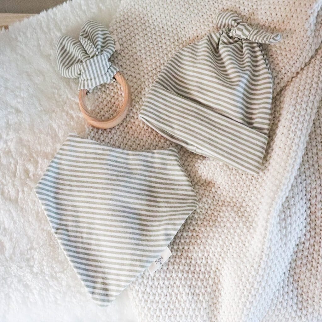 set-groen-gestreept.jpeg Baby knoopmutsje groen gestreept