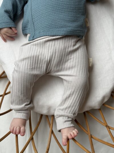 Baby broekje grijs (brede rib)