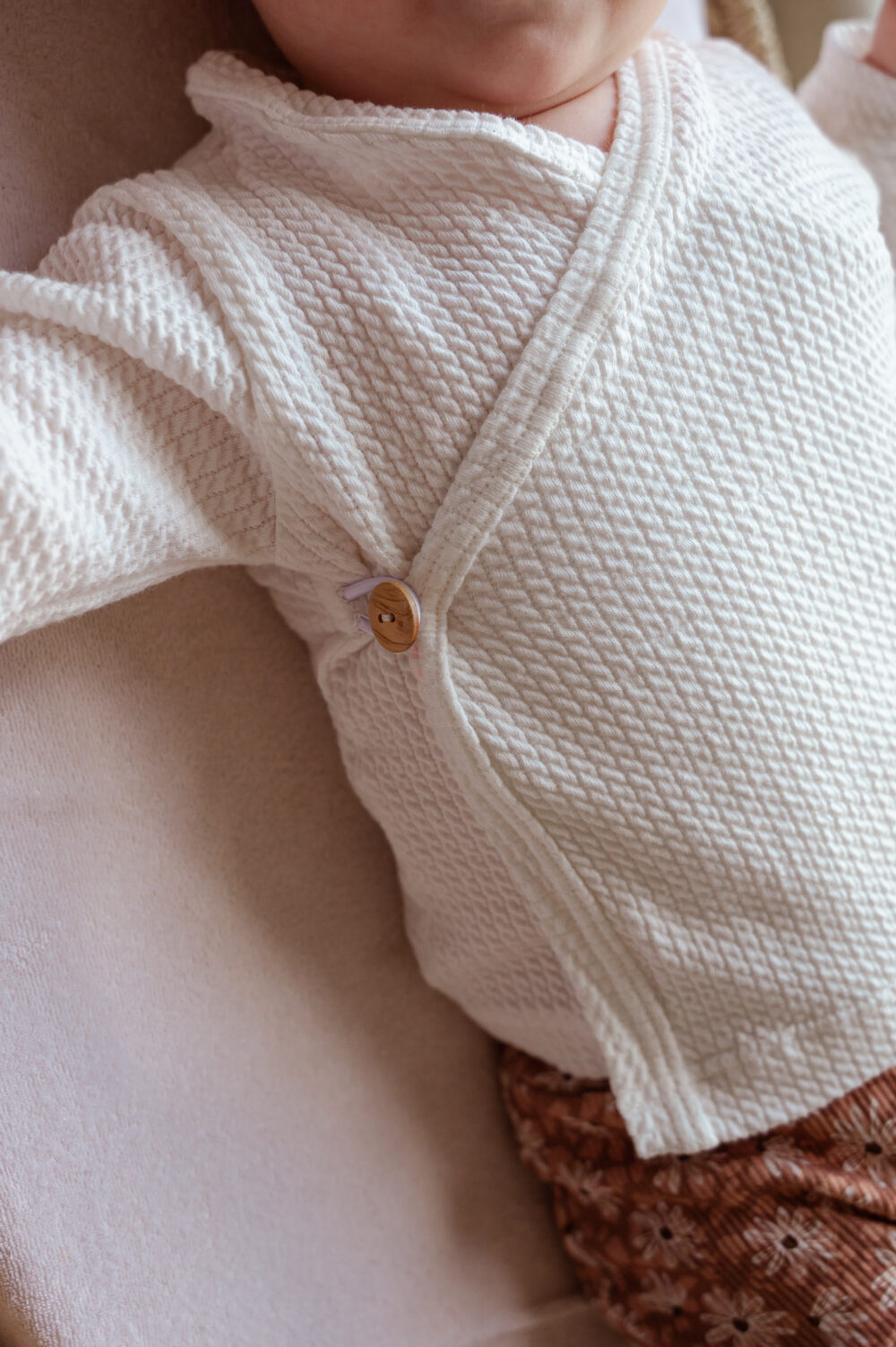 overslagshirtje-ecru-knoopjes