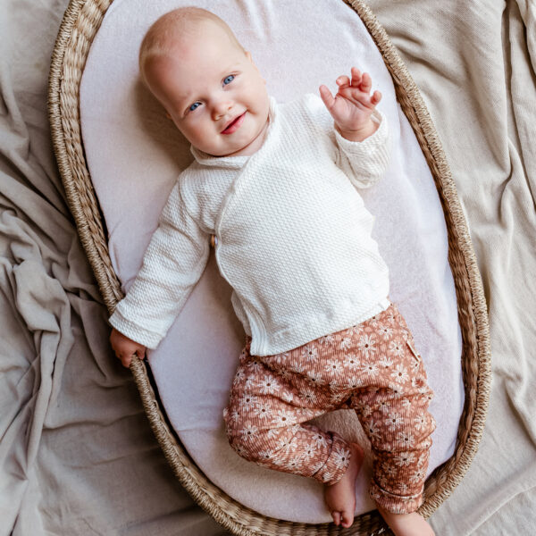 overslagshirtje baby ecru of wit overslagshirtje- wit-ecru-baby