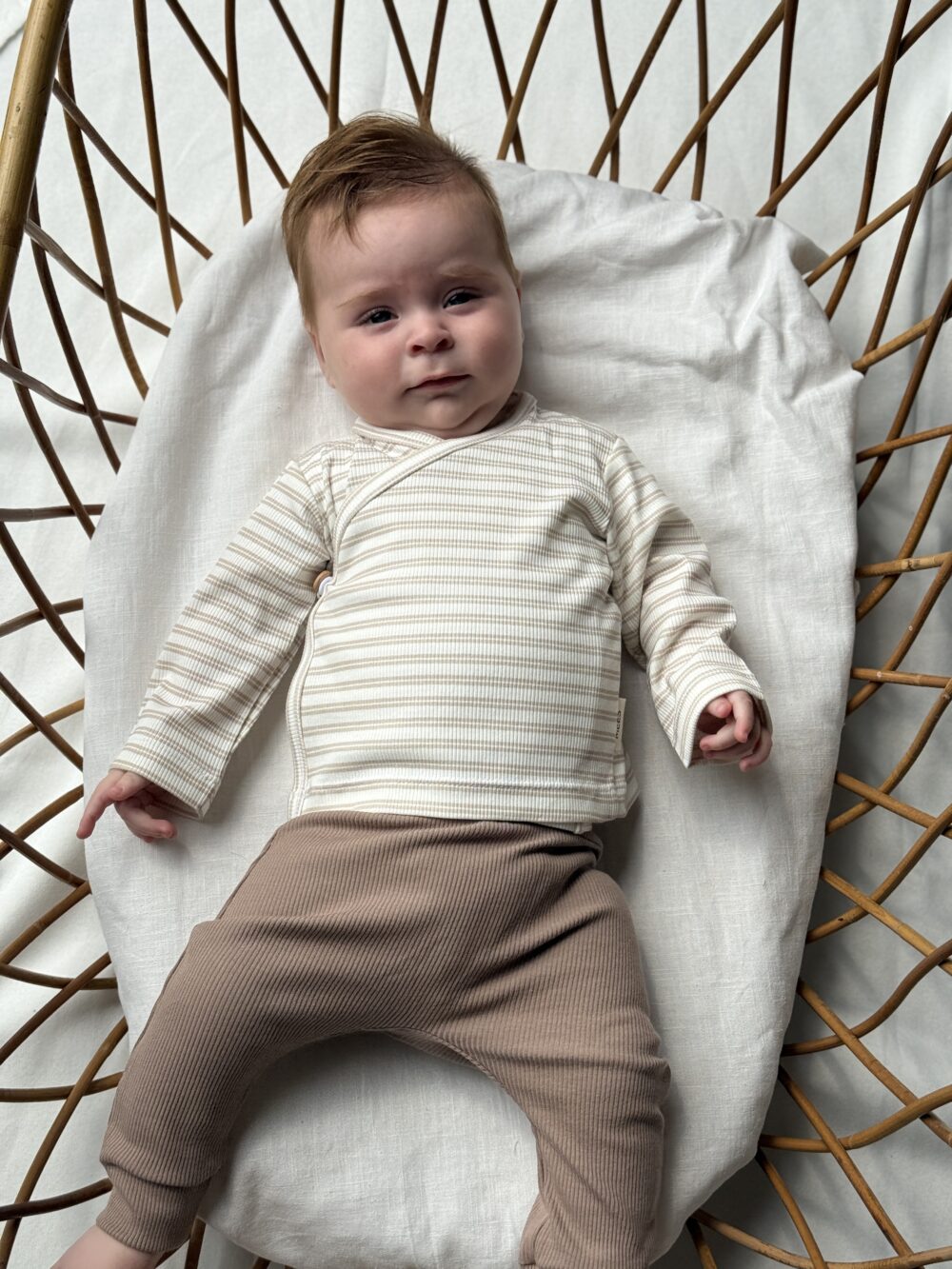 Baby overslagshirtje gestreept zand Baby overslagshirtje gestreept zand