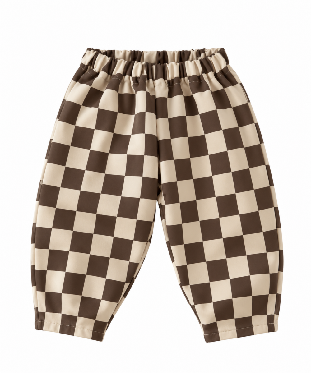 Roomwitte barrel kinderbroek met bruine ruit en wijde, naar de enkels smaller toelopende broekspijpen
