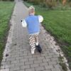 Roomwitte barrel kinderbroek met bruine ruit en wijde, naar de enkels smaller toelopende broekspijpen