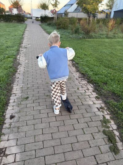 Roomwitte barrel kinderbroek met bruine ruit en wijde, naar de enkels smaller toelopende broekspijpen